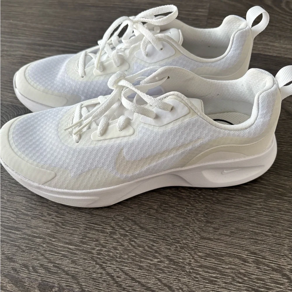 Nike Women's White Mesh Sneakers - Picture 4 of 7
